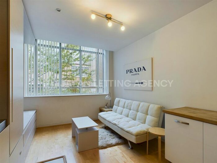 Studio To Rent In Great West Road, Brentford, TW8