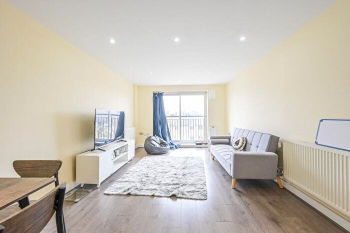 2 Bedroom Flat For Sale In Settlers Court, Isle Of Dogs, London, E14