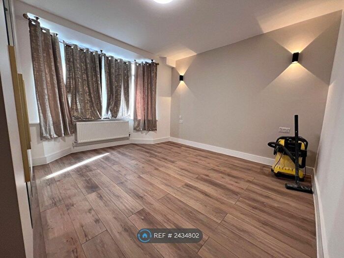 2 Bedroom Flat To Rent In Costons Lane, London, UB6