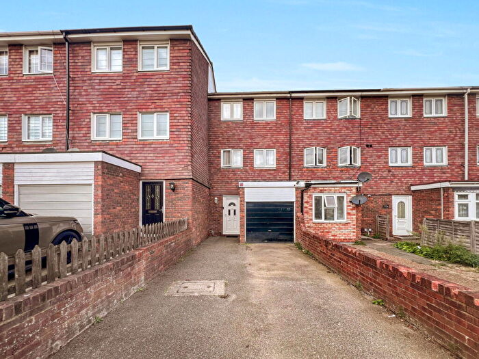 3 Bedroom Town House For Sale In Sevenoaks Close, RM3
