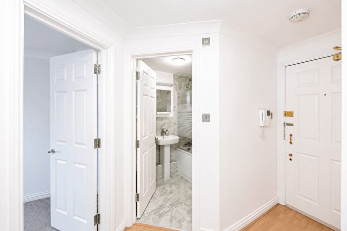 1 Bedroom Flat For Sale In Green Court House, Mile End Road, Stepney Green, E1