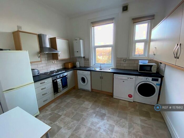 3 Bedroom Flat To Rent In Otley Road, Leeds, LS16