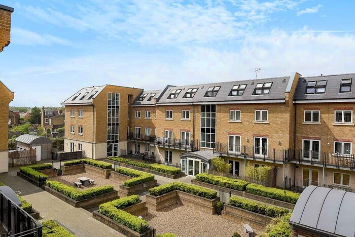 2 Bedroom Flat To Rent In Garratt Lane, London, SW18