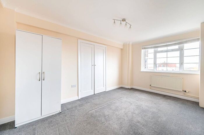 2 Bedroom Flat For Sale In Ashford Road, Cricklewood, London, NW2