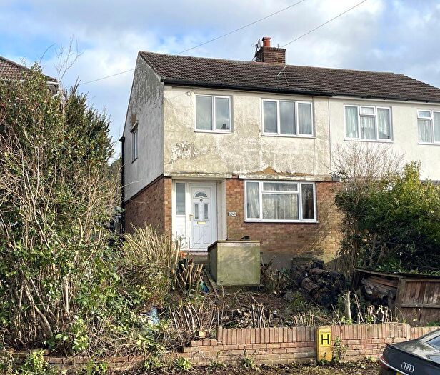 3 Bedroom Semi Detached House For Sale In Pennine Avenue, Luton, LU3