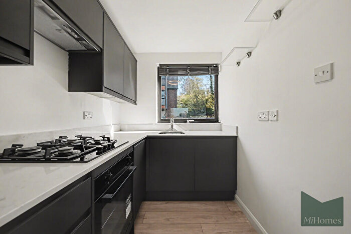 1 Bedroom Flat For Sale In Somercoates Close, Barnet, EN4