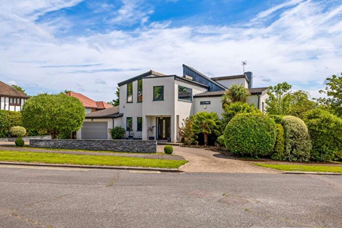 5 Bedroom Detached House To Rent In Hall Farm Close Stanmore, HA7