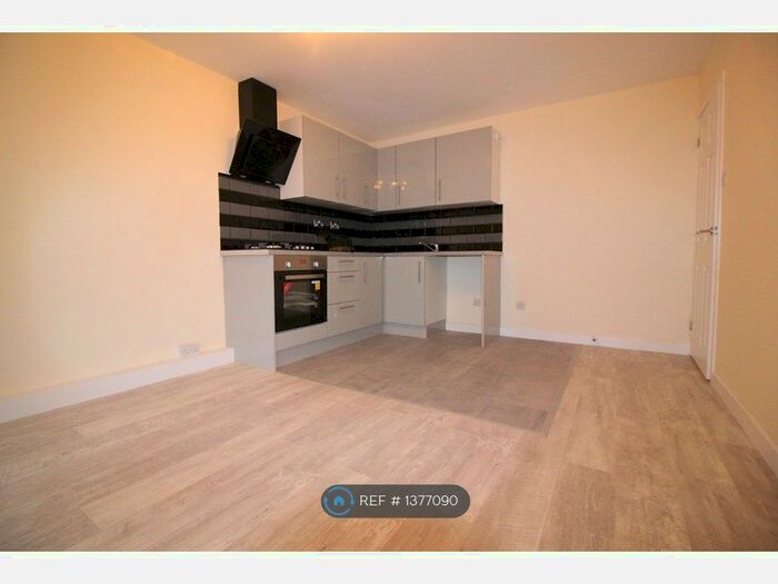 3 Bedroom Flat To Rent In Bronhill Terrace, London, N17