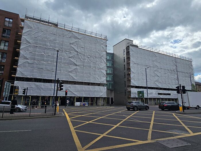3 Bedroom Flat For Sale In Apartment, Oldham Road, Manchester, Lancashire, M4