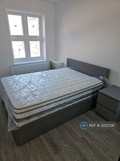 3 Bedroom Flat To Rent In High Street, Waltham Cross, EN8