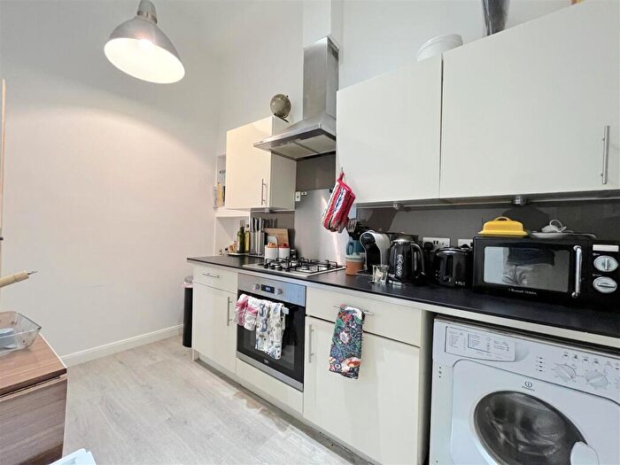 3 Bedroom Flat To Rent In Crescent Road, London, N8