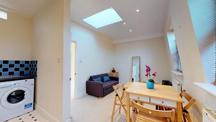 1 Bedroom Flat To Rent In Hammersmith Grove, London, W6