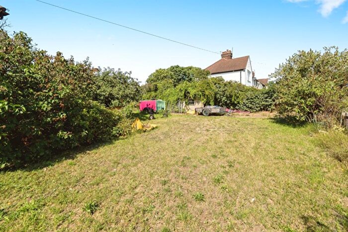 3 Bedroom Semi-Detached House For Sale In Wennington Road, Rainham, RM13
