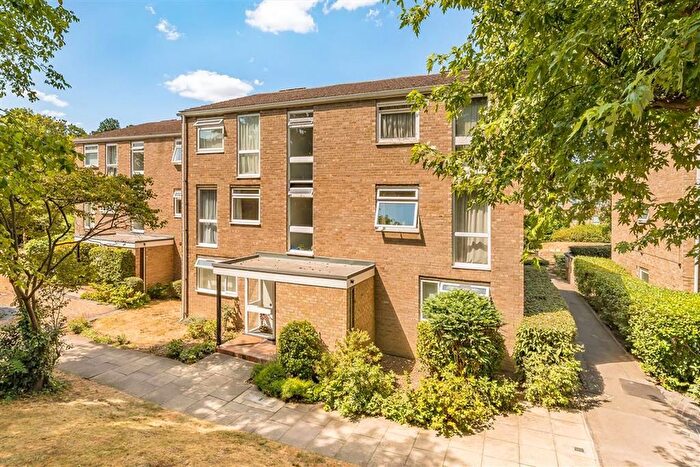 1 Bedroom Flat For Sale In Harrowdene Gardens, Teddington, TW11