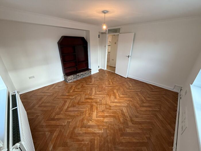 1 Bedroom Flat To Rent In Clements Court, Green Lane, Hounslow, Middlesex, TW4