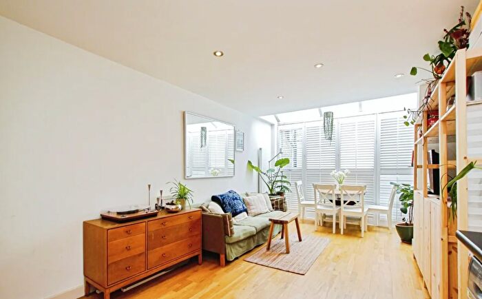 1 Bedroom Flat To Rent In Roman Road, London, E3