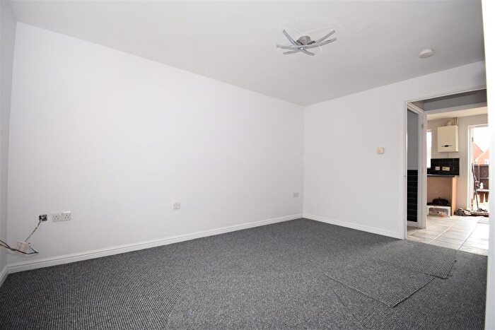 2 Bedroom Semi-Detached House To Rent In Nutwell Court, Scunthorpe, DN16