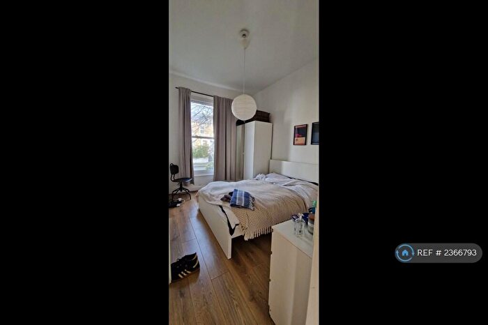 3 Bedroom Flat To Rent In Graham Road, London, E8