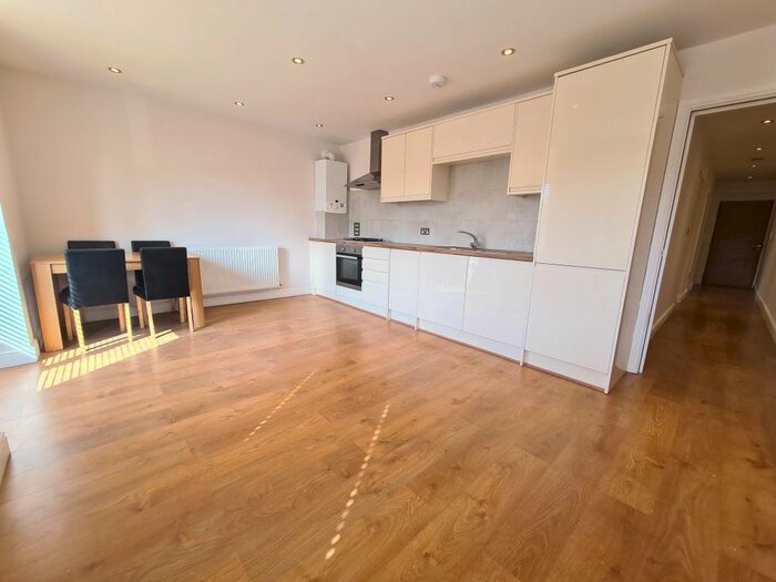 2 Bedroom Flat To Rent In High Street, Potters Bar, Potters Bar, EN6