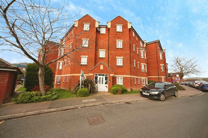 2 Bedroom Flat For Sale In Watling Gardens, Dunstable, LU6