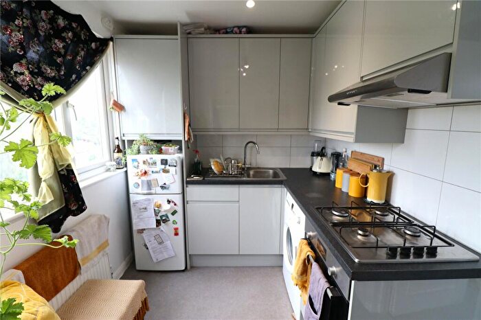 Apartment To Rent In Rose Glen, London, NW9