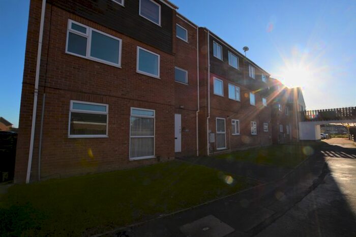 2 Bedroom Flat To Rent In Rochfords Gardens, Slough SL2