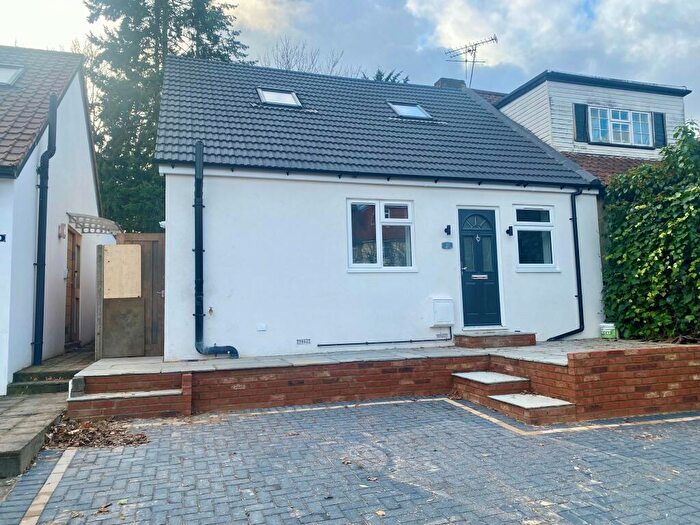 4 Bedroom Bungalow To Rent In Robin Lane, NW4