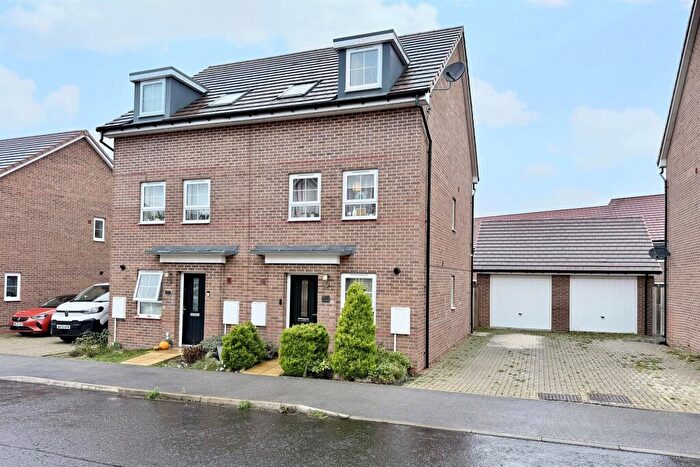 3 Bedroom Town House For Sale In Chase Avenue, Red Lodge, Bury St. Edmunds, IP28