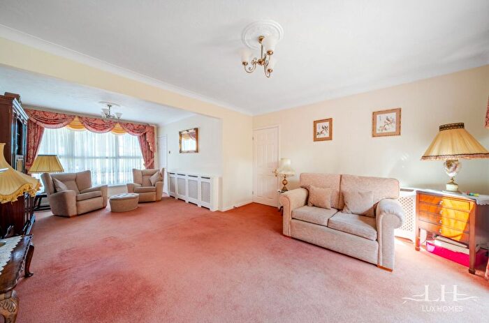 3 Bedroom Bungalow For Sale In Beverley Close, Emerson Park, RM11