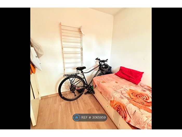 2 Bedroom Flat To Rent In The Drive, Walthamstow, London, E17
