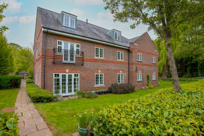 3 Bedroom Flat To Rent In Holywell Hill, St.Albans, AL1