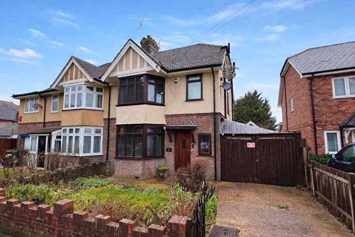 3 Bedroom Semi Detached House For Sale In West Hill Road, Luton, LU1
