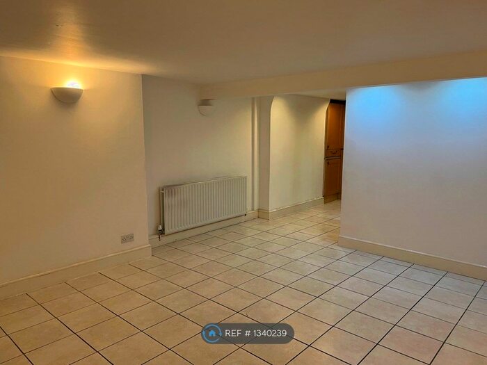 Studio To Rent In Plum Lane, London, SE18