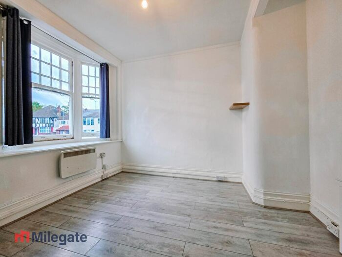 Studio To Rent In Palmeira Avenue, Westcliff-On-Sea, SS0