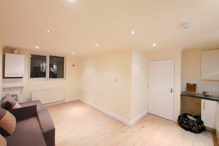 1 Bedroom Flat To Rent In Green Lanes, Palmers Green, N13