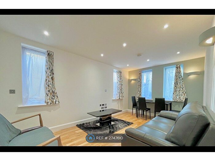 2 Bedroom Flat To Rent In Woodford Court, Watford, WD17