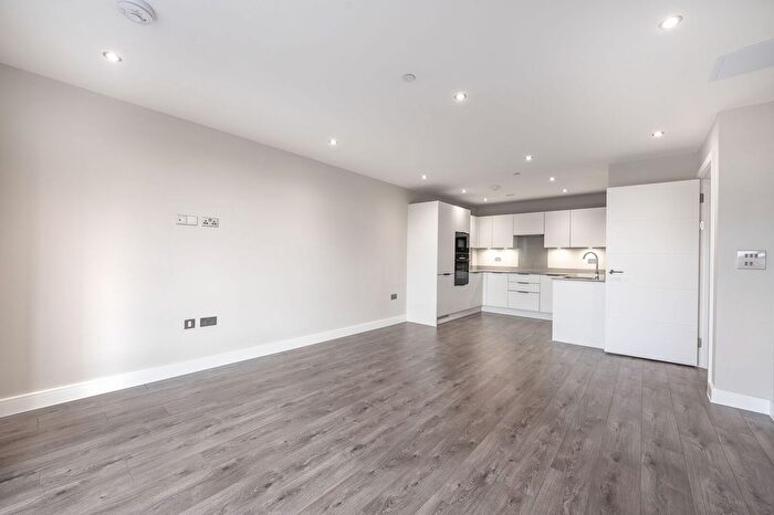 1 Bedroom Flat For Sale In Junction Court, Watford, WD17