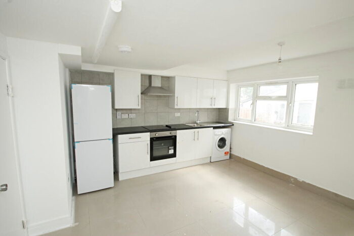 2 Bedroom Flat To Rent In Holmesdale Road, South Norwood, SE25