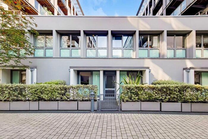 3 Bedroom Flat To Rent In Royal Carriage Mews, Woolwich, London, SE18