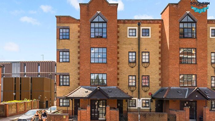 1 Bedroom Flat For Sale In Pine Street, Islington, EC1R