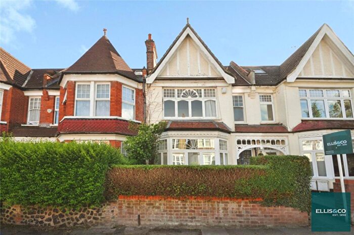 2 Bedroom Apartment For Sale In Princes Avenue, Finchley, N3