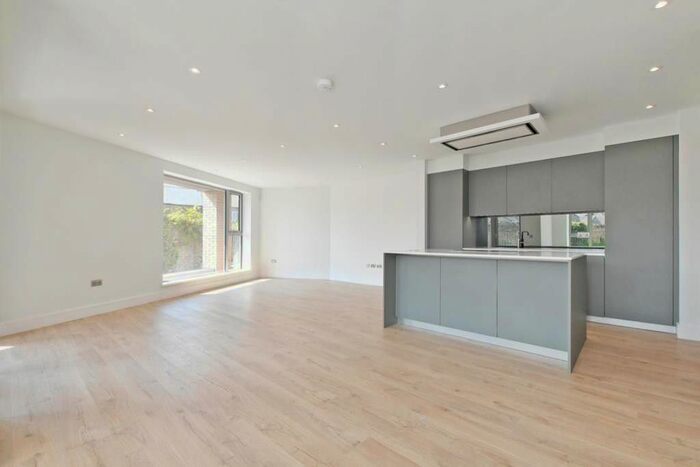 2 Bedroom Flat To Rent In Woodcote Valley Road, Purley, Surrey, CR8