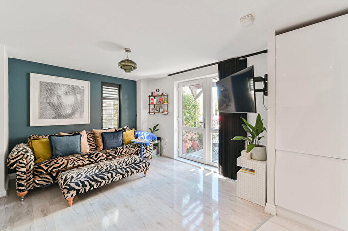 2 Bedroom Flat For Sale In William Court, Chalfont Road, South Norwood, London, SE25