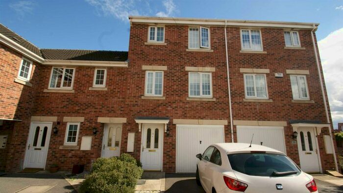 4 Bedroom Town House To Rent In Blenkinsop Way, Leeds, LS10