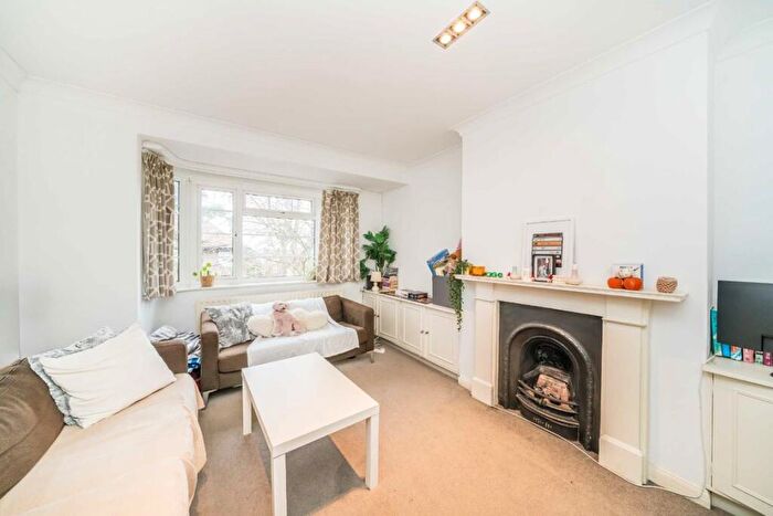 3 Bedroom Flat To Rent In Queens Road, Queens Road, KT2