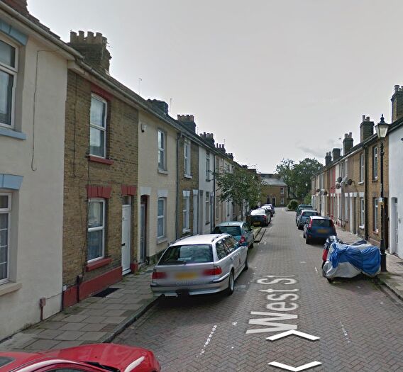 3 Bedroom Terraced House To Rent In Queens Road, Gillingham, ME7