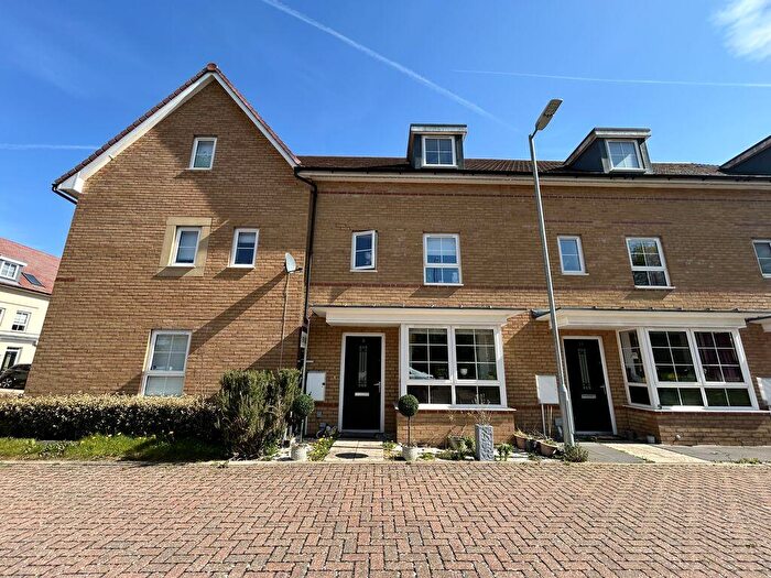 4 Bedroom Town House For Sale In Currency Close, Dunstable, LU6