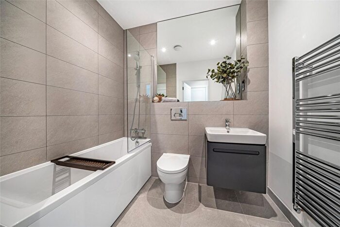1 Bedroom Flat For Sale In New Haw, Addlestone, Surrey, KT15