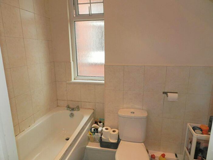 1 Bedroom Flat To Rent In Otley Road, Leeds, LS16