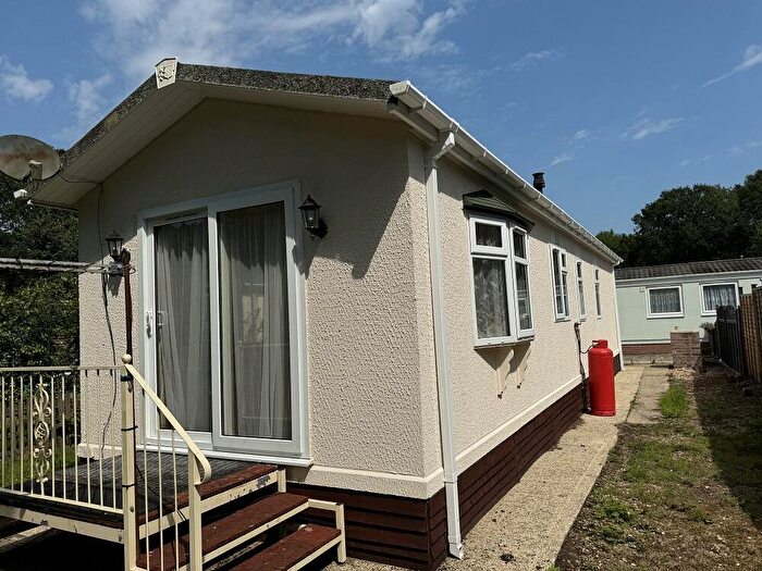 2 Bedroom Park Home For Sale In Hook Common, Hook, Berkshire, RG27
